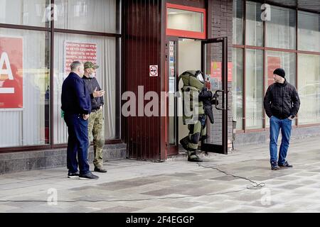 Moscow, Russia. 23rd May, 2020. A sapper seen leaving the bank. The hostage situation at an Alfa-Bank branch located on Zemlyanov Val Street in central Moscow has been resolved after police stormed the building and arrested the perpetrator on Saturday, May 23. Police sources said that the man released the hostages before the police stormed the building. The area surrounding the bank remains cordoned off, and residual traffic disruption is to be expected in the area over the coming hours. (Photo by Mihail Tokmakov/SOPA Images/Sipa USA) Credit: Sipa USA/Alamy Live News Stock Photo