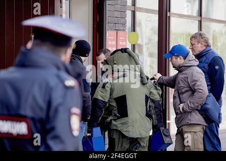 Moscow, Russia. 23rd May, 2020. A sapper seen entering the bank. The hostage situation at an Alfa-Bank branch located on Zemlyanov Val Street in central Moscow has been resolved after police stormed the building and arrested the perpetrator on Saturday, May 23. Police sources said that the man released the hostages before the police stormed the building. The area surrounding the bank remains cordoned off, and residual traffic disruption is to be expected in the area over the coming hours. (Photo by Mihail Tokmakov/SOPA Images/Sipa USA) Credit: Sipa USA/Alamy Live News Stock Photo
