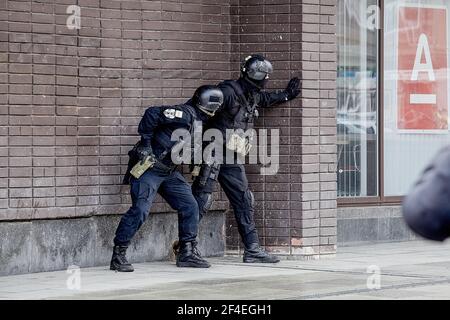 Moscow, Russia. 23rd May, 2020. Special forces prepare to storm the bank. The hostage situation at an Alfa-Bank branch located on Zemlyanov Val Street in central Moscow has been resolved after police stormed the building and arrested the perpetrator on Saturday, May 23. Police sources said that the man released the hostages before the police stormed the building. The area surrounding the bank remains cordoned off, and residual traffic disruption is to be expected in the area over the coming hours. (Photo by Mihail Tokmakov/SOPA Images/Sipa USA) Credit: Sipa USA/Alamy Live News Stock Photo