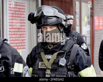 Moscow, Russia. 23rd May, 2020. Special forces officers seen leaving the bank. The hostage situation at an Alfa-Bank branch located on Zemlyanov Val Street in central Moscow has been resolved after police stormed the building and arrested the perpetrator on Saturday, May 23. Police sources said that the man released the hostages before the police stormed the building. The area surrounding the bank remains cordoned off, and residual traffic disruption is to be expected in the area over the coming hours. (Photo by Mihail Tokmakov/SOPA Images/Sipa USA) Credit: Sipa USA/Alamy Live News Stock Photo