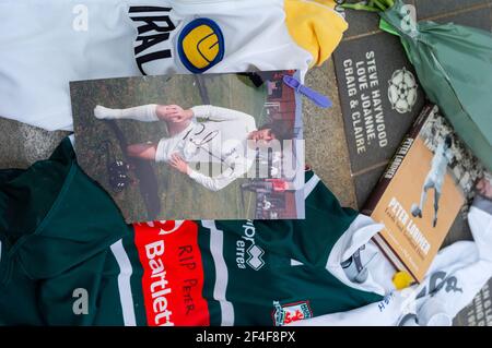 Peter Patrick Lorimer Memorial, Elland Road Leeds 20 March 202.  Peter Lorimer(14 December 1946 – 20 March 2021) was a Scottish professional footballer, best known for his time with Leeds United and Scotland during the late 1960s and early 1970s. Stock Photo