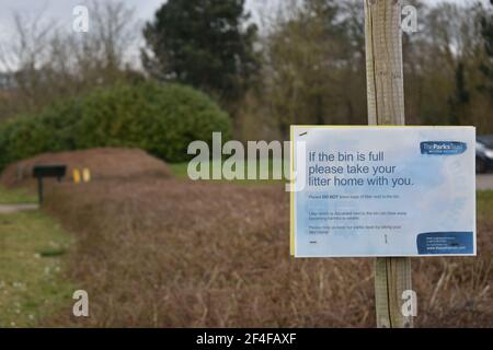 Notice at Furzton Lake, Milton Keynes - don't leave your litter if the bin is full. Stock Photo