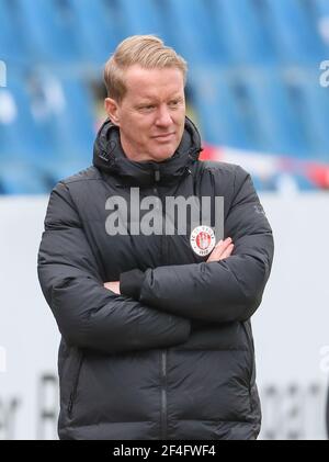 21 March 2021, Lower Saxony, Osnabrück: Football: 2. Bundesliga, VfL Osnabrück - FC St. Pauli, Matchday 26 at Stadion an der Bremer Brücke. Coach Timo Schultz of St. Pauli is on the sidelines. Photo: Friso Gentsch/dpa - IMPORTANT NOTE: In accordance with the regulations of the DFL Deutsche Fußball Liga and/or the DFB Deutscher Fußball-Bund, it is prohibited to use or have used photographs taken in the stadium and/or of the match in the form of sequence pictures and/or video-like photo series. Stock Photo