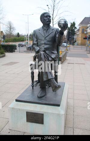 HG Wells monument in Woking where War of the Worlds was staged Stock Photo