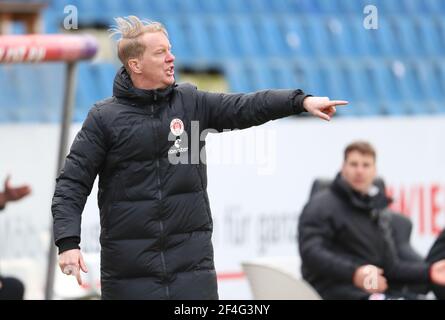 21 March 2021, Lower Saxony, Osnabrück: Football: 2. Bundesliga, VfL Osnabrück - FC St. Pauli, Matchday 26 at Stadion an der Bremer Brücke. Coach Timo Schultz of St. Pauli points the finger. Photo: Friso Gentsch/dpa - IMPORTANT NOTE: In accordance with the regulations of the DFL Deutsche Fußball Liga and/or the DFB Deutscher Fußball-Bund, it is prohibited to use or have used photographs taken in the stadium and/or of the match in the form of sequence pictures and/or video-like photo series. Stock Photo