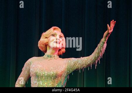 Marlene Dietrich singing Stock Photo - Alamy