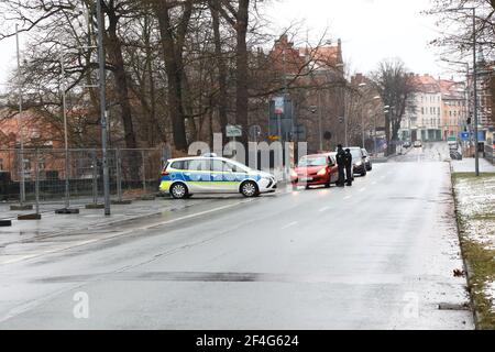 Die Landespolizei kontrolliert den Grenzverkehr am Grenzübergang Görlitz - Zgorzelec bezüglich Zweck der Einreise und  auf Vorhandensein eines aktuell Stock Photo