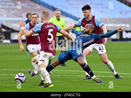 Arsenal's Declan Rice (centre) battles for the ball with Manchester ...