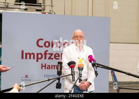 Dr. Dirk Heinrich ist medizinischer Leiter des Hamburger Corona-Impfzentrums.Hamburgs Bürgermeister Peter Tschentscher (SPD) – vor seinem Wechsel in d
