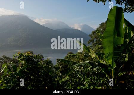 Der See Danau Buyan im Hochland von Bali im Zentrum der Insel Stock Photo