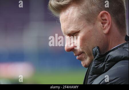 21 March 2021, Lower Saxony, Osnabrück: Football: 2nd Bundesliga, VfL Osnabrück - FC St. Pauli, Matchday 26 at Stadion an der Bremer Brücke. Osnabrück's coach Markus Feldhoff looks down. Photo: Friso Gentsch/dpa - IMPORTANT NOTE: In accordance with the regulations of the DFL Deutsche Fußball Liga and/or the DFB Deutscher Fußball-Bund, it is prohibited to use or have used photographs taken in the stadium and/or of the match in the form of sequence pictures and/or video-like photo series. Stock Photo