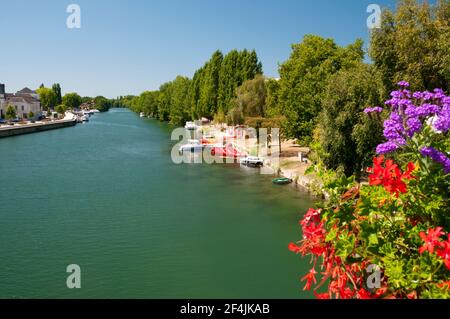 The Charente riverbank in Cognac, Charente (16), Nouvelle-Aquitaine region, France Stock Photo