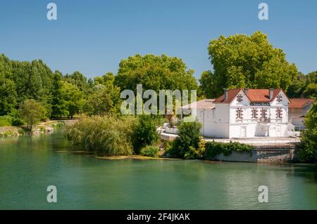 The Charente river in Cognac, Charente (16), Nouvelle-Aquitaine region, France Stock Photo