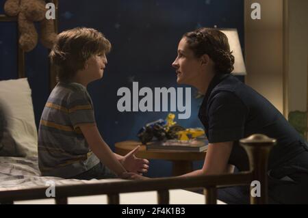 JULIA ROBERTS and JACOB TREMBLAY in WONDER (2017), directed by STEPHEN CHBOSKY. Copyright: Editorial use only. No merchandising or book covers. This is a publicly distributed handout. Access rights only, no license of copyright provided. Only to be reproduced in conjunction with promotion of this film. Credit: LIONSGATE/MANDEVILLE FILMS/PARTICIPANT MEDIA/WALDEN MEDIA / Album Stock Photo