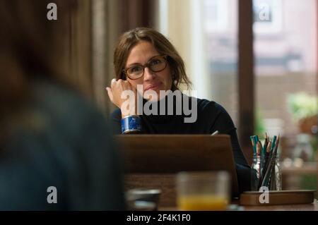 JULIA ROBERTS in WONDER (2017), directed by STEPHEN CHBOSKY. Copyright: Editorial use only. No merchandising or book covers. This is a publicly distributed handout. Access rights only, no license of copyright provided. Only to be reproduced in conjunction with promotion of this film. Credit: LIONSGATE/MANDEVILLE FILMS/PARTICIPANT MEDIA/WALDEN MEDIA / Album Stock Photo
