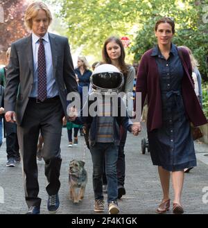 JULIA ROBERTS, OWEN WILSON and JACOB TREMBLAY in WONDER (2017), directed by STEPHEN CHBOSKY. Copyright: Editorial use only. No merchandising or book covers. This is a publicly distributed handout. Access rights only, no license of copyright provided. Only to be reproduced in conjunction with promotion of this film. Credit: LIONSGATE/MANDEVILLE FILMS/PARTICIPANT MEDIA/WALDEN MEDIA / Album Stock Photo