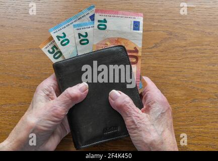 Seniorin, Geld, Euros, Portemonnaie Stock Photo