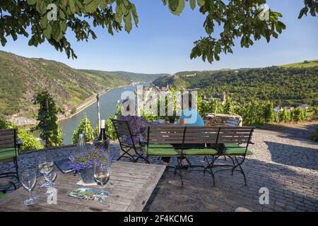 geography / travel, Germany, Rhineland-Palatinate, Oberwesel, guest in the beer garden des tavern Guen, Additional-Rights-Clearance-Info-Not-Available Stock Photo