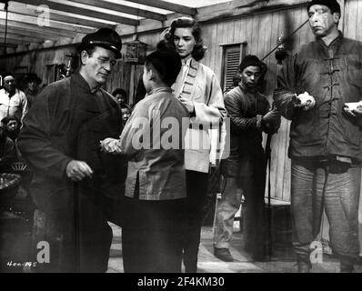 LAUREN BACALL and JOHN WAYNE in BLOOD ALLEY (1955), directed by WILLIAM A. WELLMAN. Credit: WARNER BROTHERS / Album Stock Photo