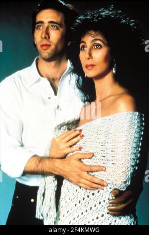 NICOLAS CAGE and CHER in MOONSTRUCK (1987), directed by NORMAN JEWISON. Credit: M.G.M / Album Stock Photo