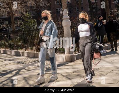 New York, USA. 21st Mar, 2021. Masked New Yorkers and visitors take advantage of the warm weather in Greenwich Village in New York during the COVID-19 pandemic on Sunday, March 21, 2021. (ÂPhoto by Richard B. Levine) Credit: Sipa USA/Alamy Live News Stock Photo