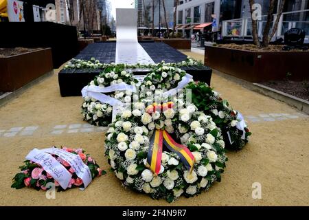 Brussels, Belgium. 22nd Mar, 2021. People pay a tribute in the monument for the victims of the 2016 three suicide bombings on the fifth anniversary of the attacks, in central Brussels, Belgium March 22, 2021. Credit: ALEXANDROS MICHAILIDIS/Alamy Live News Stock Photo