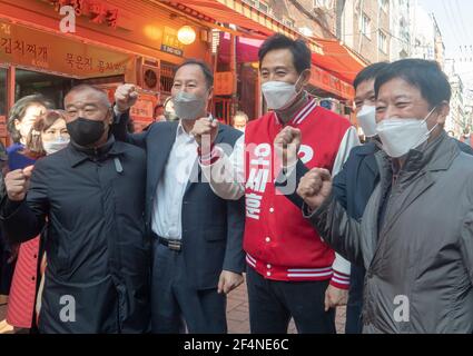 Oh Se-Hoon, Mar 22, 2021 : Oh Se-Hoon (3rd R), South Korean main opposition People Power Party's candidate for the April 7 Seoul mayoral by-election, participates in his campaign at a market in central Seoul, South Korea. Credit: Lee Jae-Won/AFLO/Alamy Live News Stock Photo