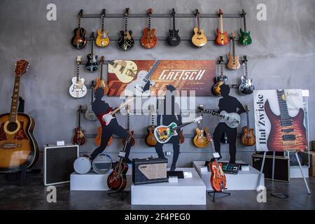 Guitar sales auctions usa