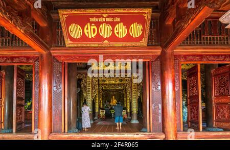 Couple praying for family peace in Ho Quoc temple on the morning of the full moon day on the beautiful island of Phu Quoc, Vietnam Stock Photo