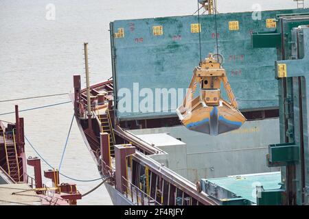 Loading and dischargind operation of bulk cargo bauxite on bulk carrier ...