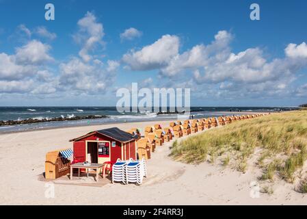 Strandkörbe auf dem Darß in Mecklenburg-Vorpommern in der Vorsaison Stock Photo