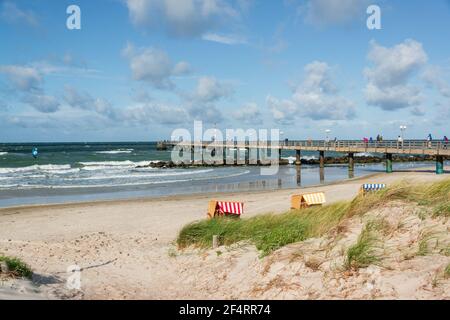 Strandkörbe auf dem Darß in Mecklenburg-Vorpommern in der Vorsaison Stock Photo