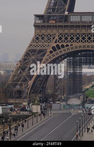 Paris, France - Janauary 31, 2021 : Tourists and parisians in front of the Eiffel Tower in Paris during covid restrictions Stock Photo