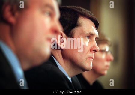 left to right- DETECTIVE CHIEF SUPERINTENDENT DAVE COX FROM THE MET., DETECTIVE SUPERINTENDENT ANDY MURPHY FROM HERTS CONSTABULARY, ASSISTANT CHIEF CROWN PROSECUTOR ALISON SAUNDERS. WITH REFERENCE TO THE MULCAHY MURDER CASE.2 February 2001 PHOTO ANDY PARADISE Stock Photo