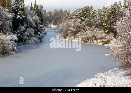 Howes Winter Tarn Howes frozen over in winter conditions, Lake District, UK Stock ...
