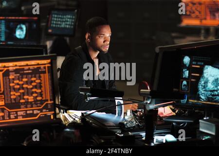 WILL SMITH in I, ROBOT (2004), directed by ALEX PROYAS. Credit: 20TH CENTURY FOX / GERLITZ, AVA V. / Album Stock Photo