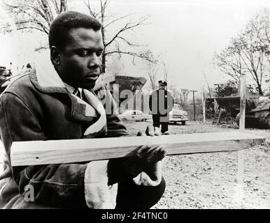 ROD STEIGER and SIDNEY POITIER in IN THE HEAT OF THE NIGHT (1967), directed by NORMAN JEWISON. Credit: MIRISCH/UNITED ARTISTS / Album Stock Photo