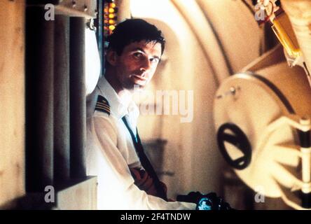 ALEC BALDWIN in THE HUNT FOR RED OCTOBER (1990), directed by JOHN MCTIERNAN. Credit: PARAMOUNT PICTURES / Album Stock Photo