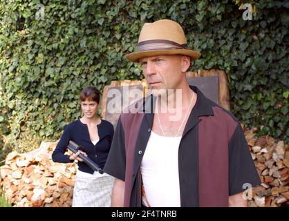 BRUCE WILLIS and AMANDA PEET in THE WHOLE TEN YARDS (2004), directed by HOWARD DEUTCH. Credit: WARNER BROS. PICTURES / MASI, FRANK / Album Stock Photo