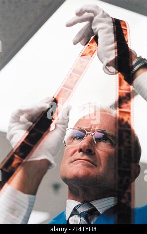 ROBIN WILLIAMS in ONE HOUR PHOTO (2002), directed by MARK ROMANEK. Credit: 20TH CENTURY FOX / DUHAMEL, FRANÇOIS / Album Stock Photo