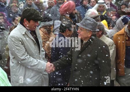 DENNIS QUAID and IAN HOLM in THE DAY AFTER TOMORROW (2004), directed by ROLAND EMMERICH. Credit: TM 20 TH CENTURY FOX / Album Stock Photo