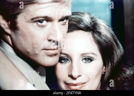 BARBRA STREISAND and ROBERT REDFORD in THE WAY WE WERE (1973), directed by SYDNEY POLLACK. Credit: COLUMBIA PICTURES / Album Stock Photo