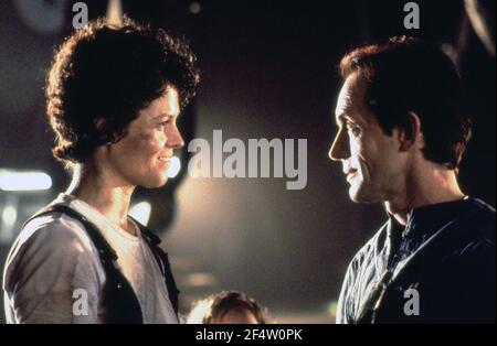 LANCE HENRIKSEN and SIGOURNEY WEAVER in ALIENS (1986), directed by JAMES CAMERON. Credit: 20TH CENTURY FOX / Album Stock Photo