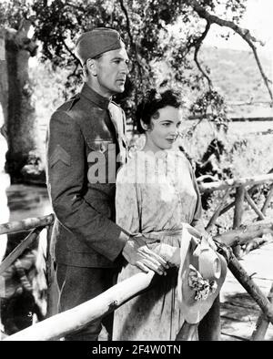 GARY COOPER and JOAN LESLIE in SERGEANT YORK (1941), directed by HOWARD HAWKS. Credit: WARNER BROTHERS / Album Stock Photo