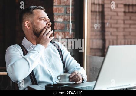 man with cigarette working on laptop computer Stock Photo - Alamy
