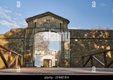 wooden bridge and Gate to the colonial old town of colonia del sacramento, an old colonial city with spanish and portugese history at rio de la plata Stock Photo