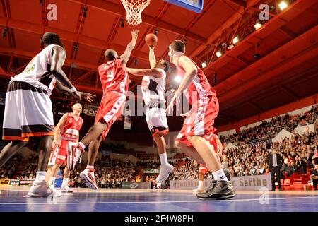 BASKETBALL - FRENCH CHAMPIONSHIP PRO A 2009/2010 - LE MANS (FRA) - 13/11/2009 - PHOTO : JEAN FRANCOIS MOLLIERE / DPPILE MANS v CHALON SUR SAONE - DEWARICK SPENCER / LE MANS Stock Photo