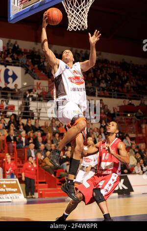 BASKETBALL - FRENCH CHAMPIONSHIP PRO A 2009/2010 - LE MANS (FRA) - 13/11/2009 - PHOTO : JEAN FRANCOIS MOLLIERE / DPPILE MANS v CHALON SUR SAONE - GUILLAUME YANGO / LE MANS Stock Photo