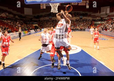 BASKETBALL - FRENCH CHAMPIONSHIP PRO A 2009/2010 - LE MANS (FRA) - 13/11/2009 - PHOTO : JEAN FRANCOIS MOLLIERE / DPPILE MANS v CHALON SUR SAONE - HENRI KAHUDI / LE MANS Stock Photo