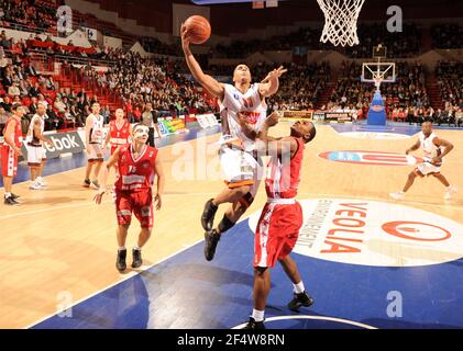 BASKETBALL - FRENCH CHAMPIONSHIP PRO A 2009/2010 - LE MANS (FRA) - 13/11/2009 - PHOTO : JEAN FRANCOIS MOLLIERE / DPPILE MANS v CHALON SUR SAONE - GUILLAUME YANGO / LE MANS Stock Photo